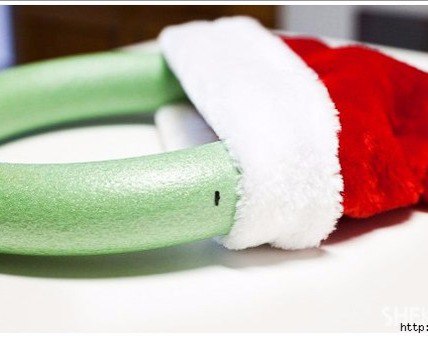 Новогодний венок в виде Деда Мороза