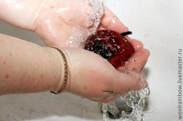 Валяем брошь-цветок Валяем брошь-цветок