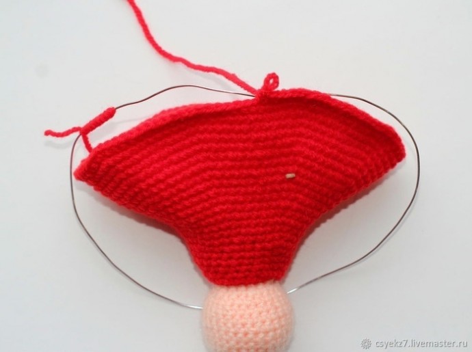 ​Вяжем забавного Деда Мороза крючком: мастер-класс