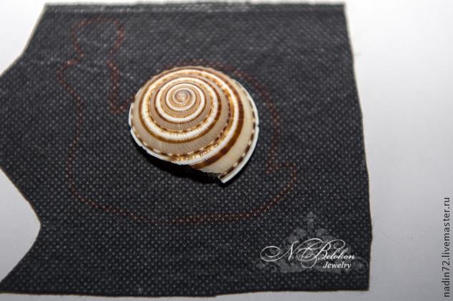 Брошь в виде улитки