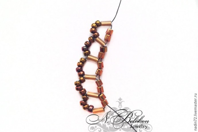 Браслет с яшмой в технике плетения по стразовой ленте