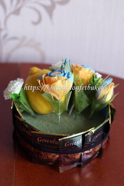 Подарочная к​омпозиция из конфет и чая