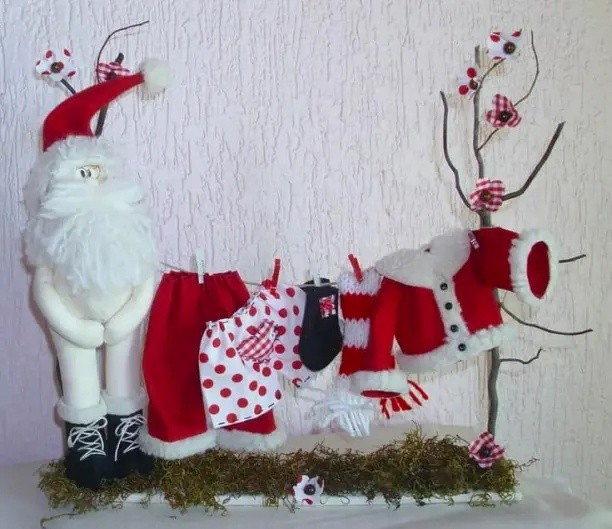 Забавная новогодняя поделка с одеждой Деда Мороза или Санта Клауса