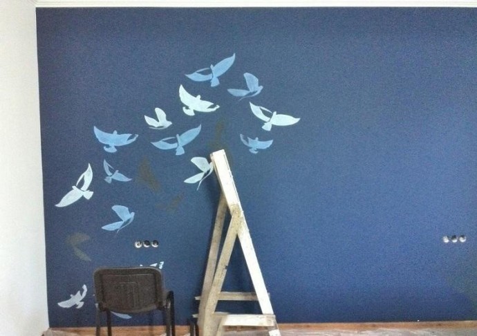 Идея дизайнерского украшения стены птичками