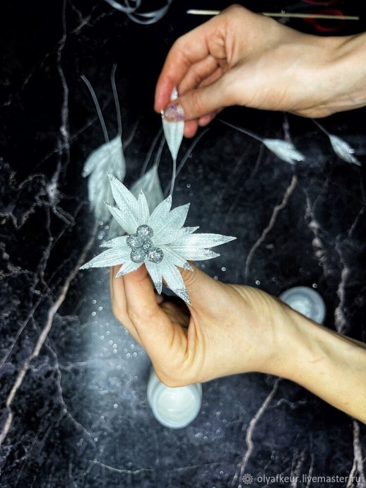 Белый цветок в раме