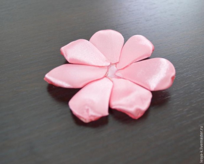 Розовый цветок из лент на плоской основе своими руками: мастер-класс