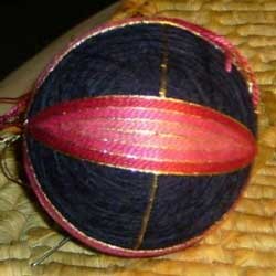 Темари или искусство вышивки на шарах: узор "веретено"