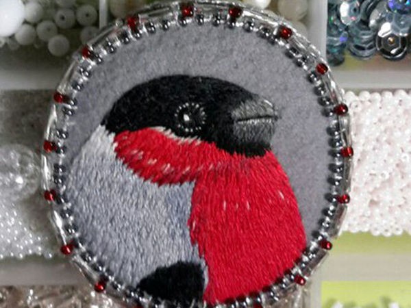 Вышитая гладью брошь со снегирем