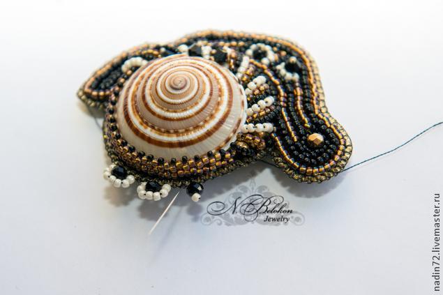 Брошь в виде улитки