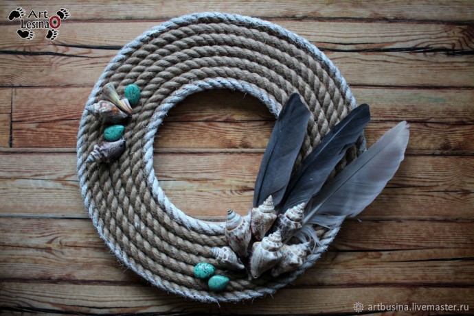 Венок из ракушек камней и перьев