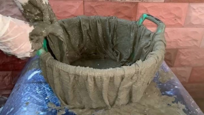 Клумба из прохудившегося тазика