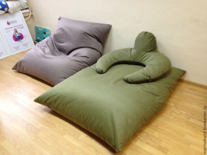 Простое и удобное кресло-диван из подушек: идеи