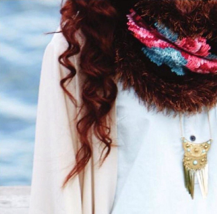 ​Вязанный снуд с оторочкой из "меха" с ярким акцентом