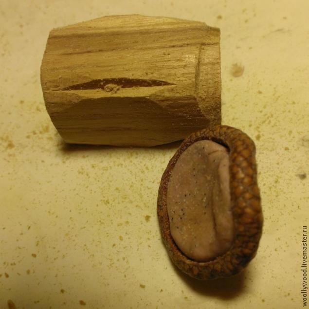 Кулон-домик в форме желудя