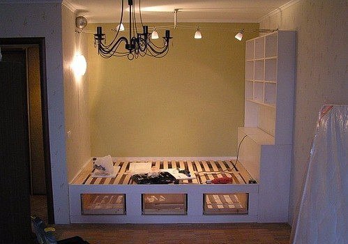 Небольшая кровать в нише