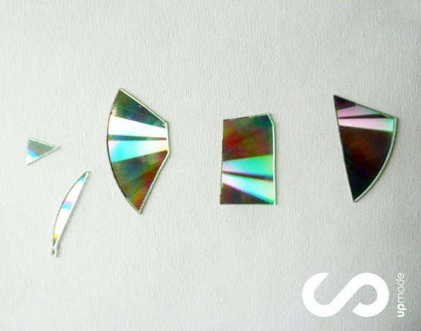 Отделка рабочей стены на кухне мозаикой из компакт-дисков