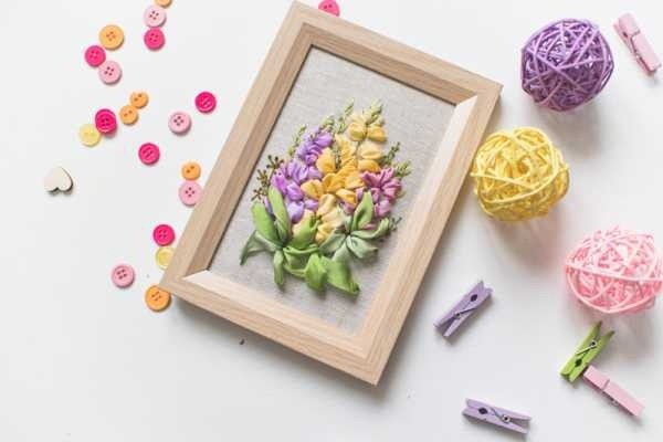 Вышивка лентами: букет люпинов