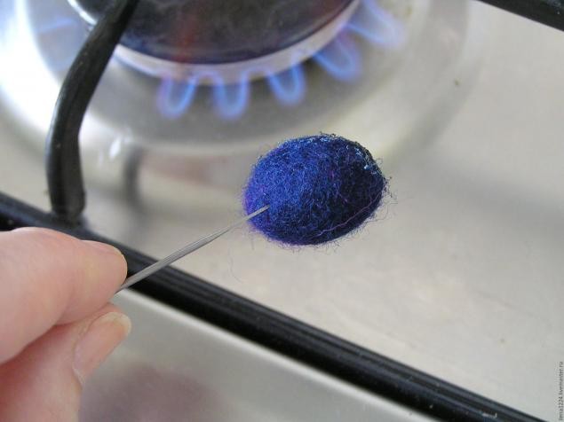 Гроздь винограда в технике сухого валяния