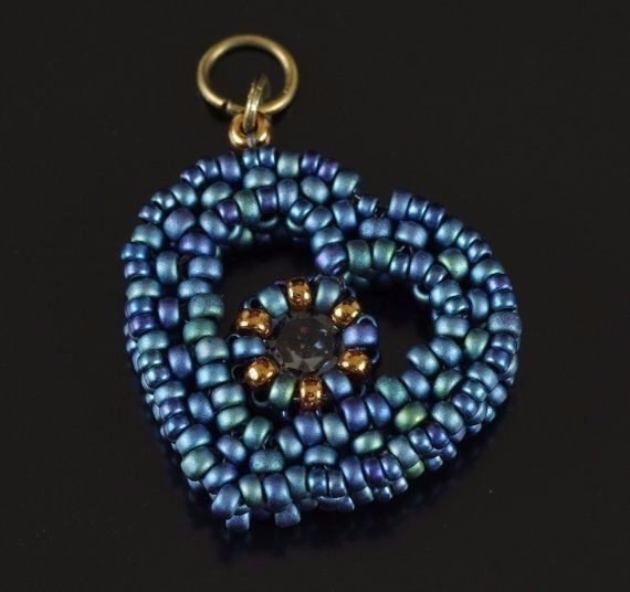 ​Брелоки в виде сердечек с цветочком внутри