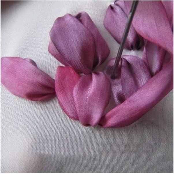 Урок вышивки лентами: тюльпаны