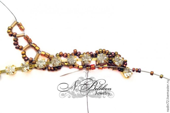 Браслет с яшмой в технике плетения по стразовой ленте