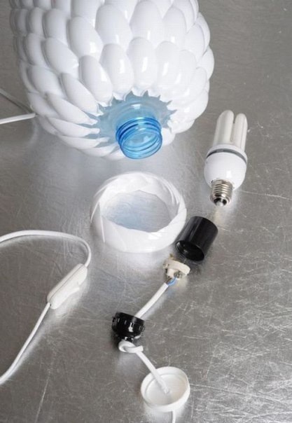 Светильник из пластиковых ложек