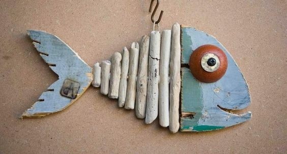 ​Рыбки из разукрашенных деревянных палочек