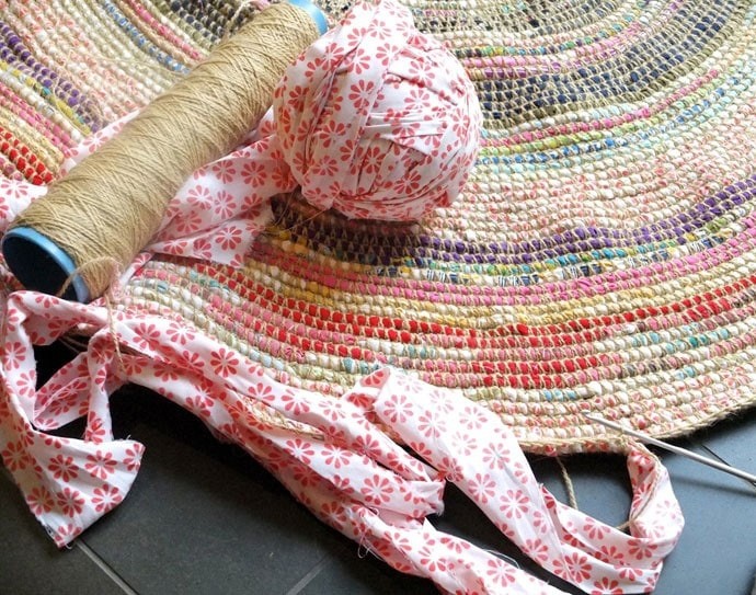 ​Создающие уют коврики из веревки и остатков ткани