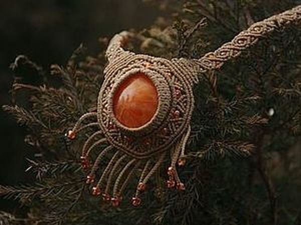 Интересный вариант оплетения кабошона в технике макраме