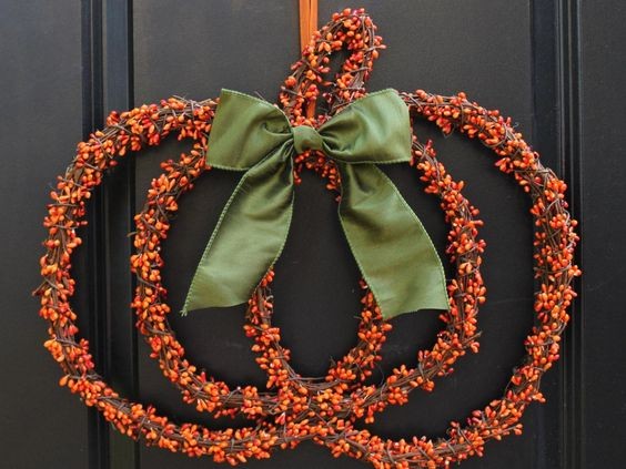 ​Осенний дверной декор с использованием лент: идеи для вдохновенного рукоделия и мастер-класс