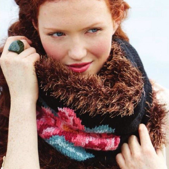 ​Вязанный снуд с оторочкой из "меха" с ярким акцентом