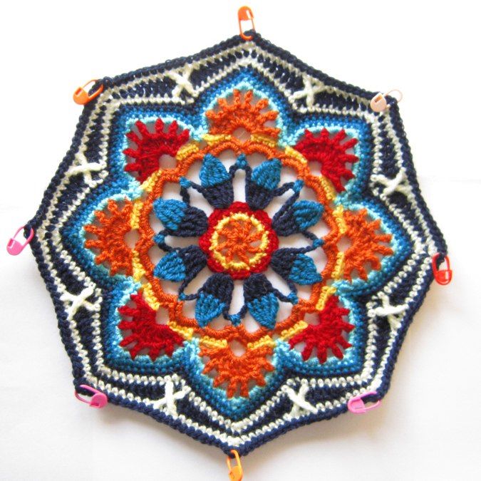 Яркий плед с восточным орнаментом