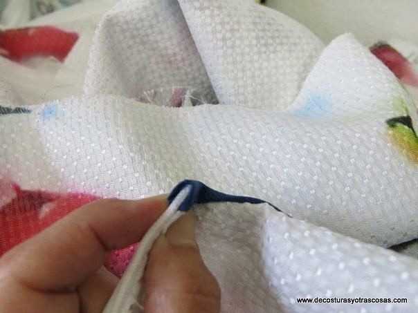 Обработка края потайной молнии при окантовывании горловины или проймы косой бейкой