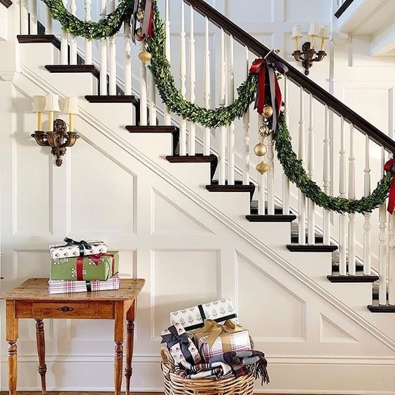 Украшаем лестницу к праздникам: волшебные идеи для вдохновения