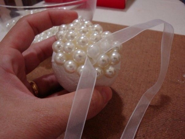 ​Ёлочные шары из жемчужных бусин: мастер-класс