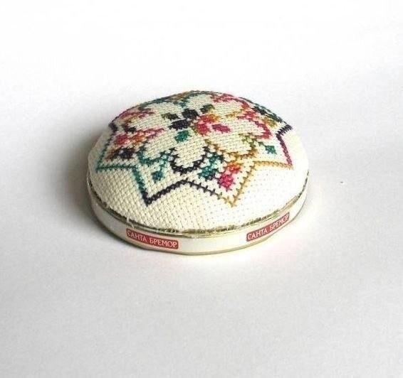 Игольница из баночки с крышечкой Игольница из баночки с крышечкой