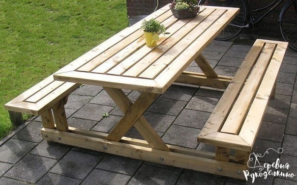 Добротные деревянные стол и скамейки для дачи