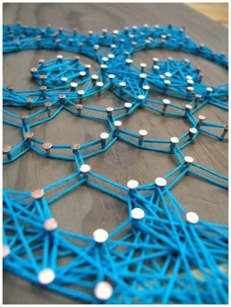 Панно с совушкой из ниток и гвоздей