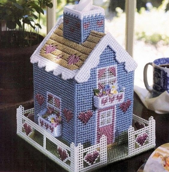 Домики, которые вышиты на пластиковой канве