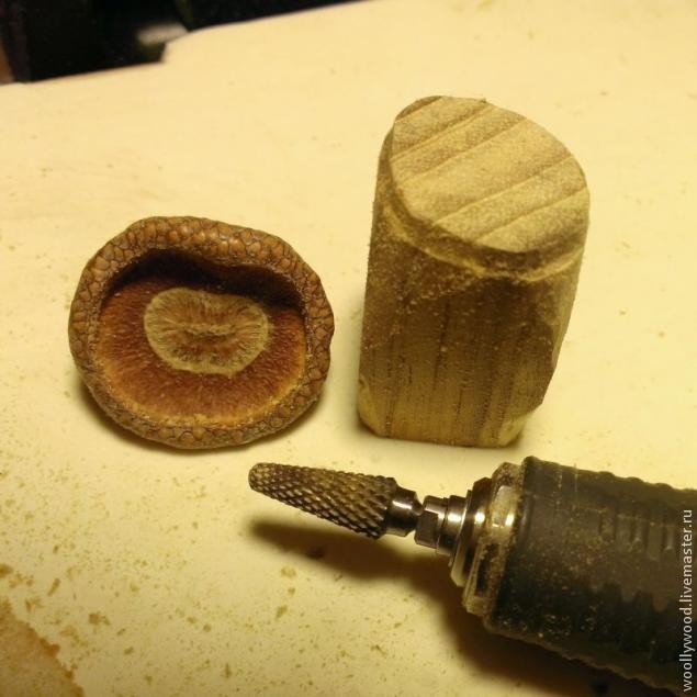 Кулон-домик в форме желудя