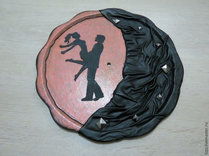 "Кожаные" настенные часы