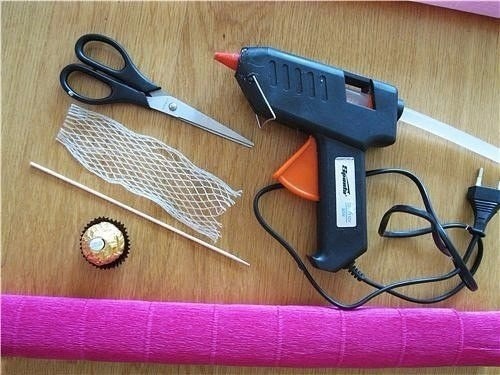 Конфетные пионы из гофрированной бумаги