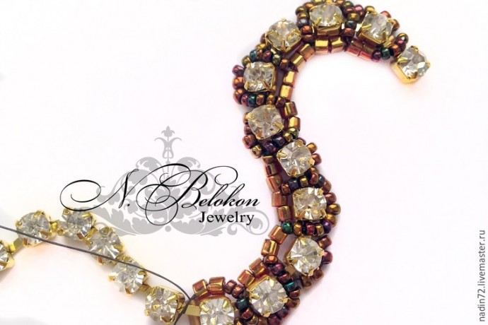 Браслет с яшмой в технике плетения по стразовой ленте