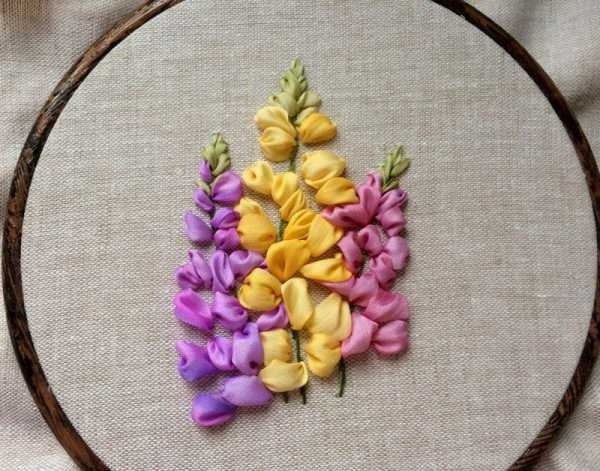 Вышивка лентами: букет люпинов