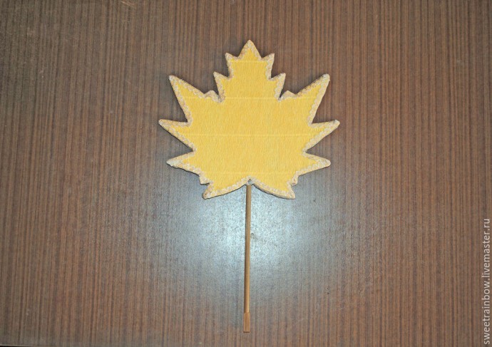 Делаем оригинальную композицию из конфет "Кленовый лист": часть 1