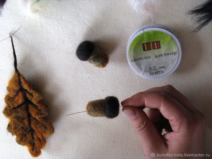 Валяем брошь "Два желудя для белочки": часть 2