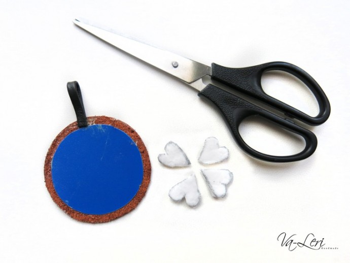 ​Изготавливаем кожаный брелок с объемным четырехлистником на удачу: часть 2