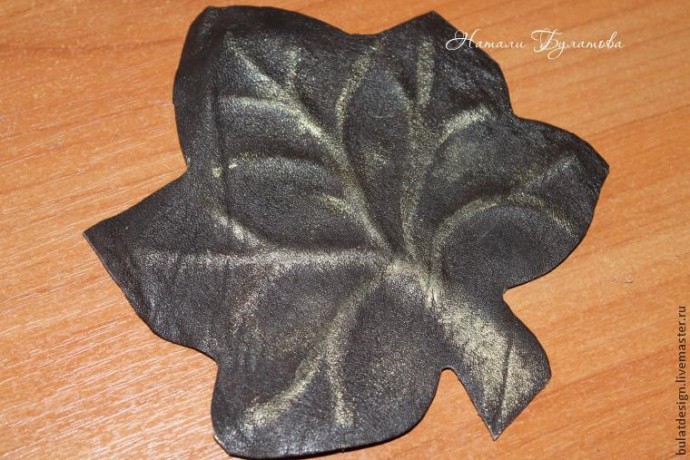 Листья желтые по городу кружатся