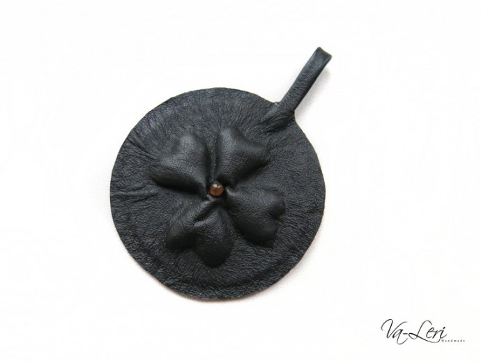 ​Изготавливаем кожаный брелок с объемным четырехлистником на удачу: часть 3