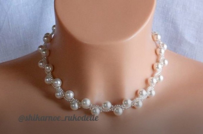​Стильное колье из жемчуга и бисера